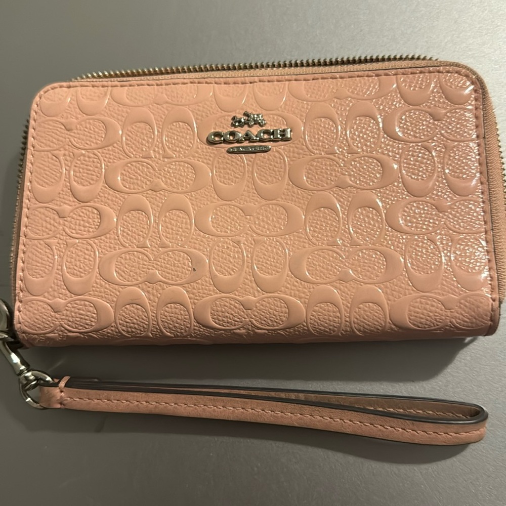 Peach/pink Coach wallet. Good condition.